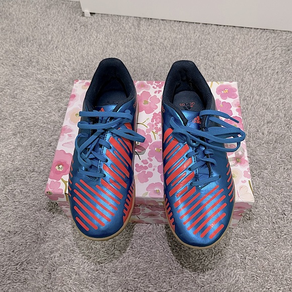 4𝒇𝒐𝒓$50 Adidas Predator Soccer shoes Size4.5 - Picture 3 of 5